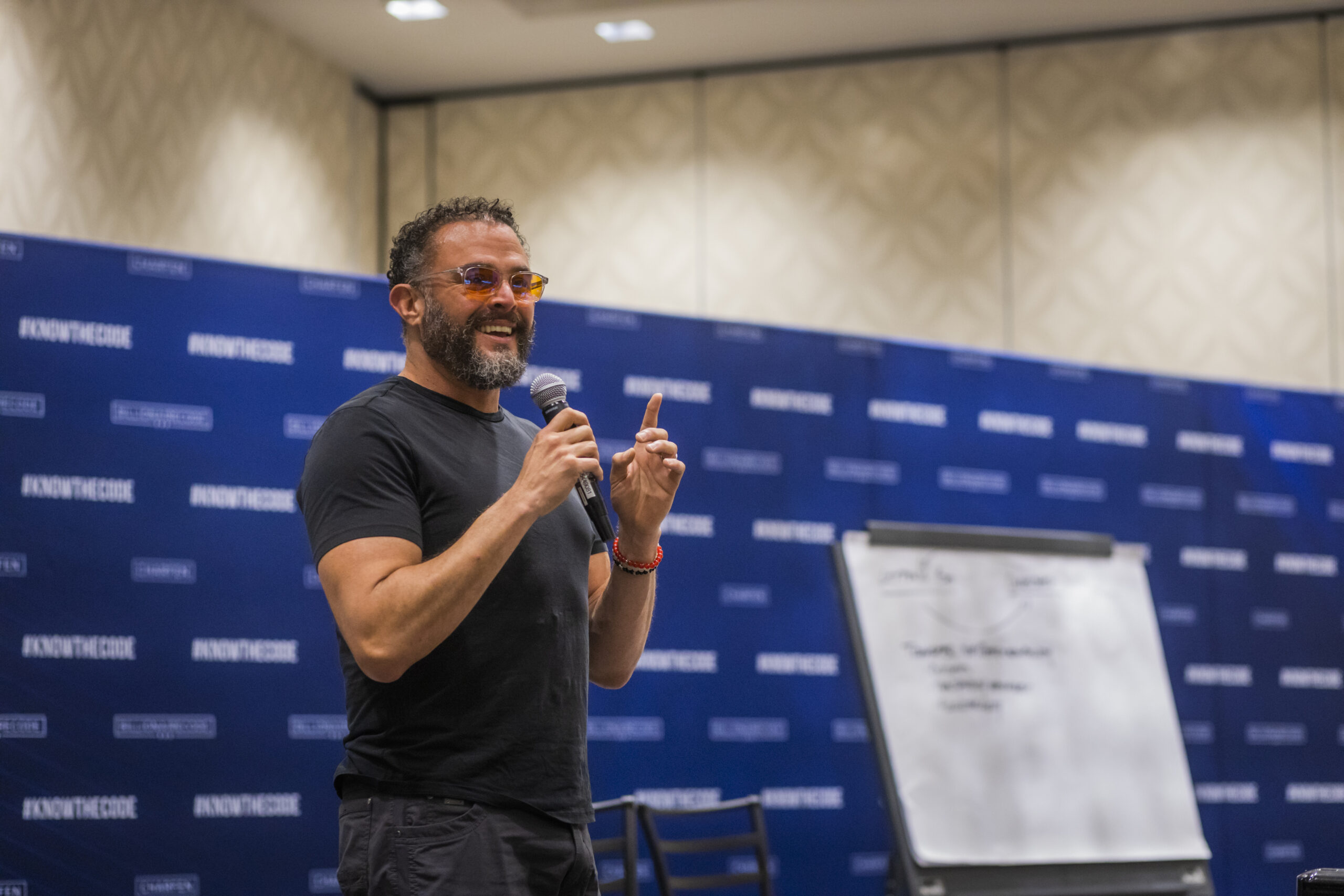 A visionary sharing 8 Ways to Navigate a Financial Crisis in Business